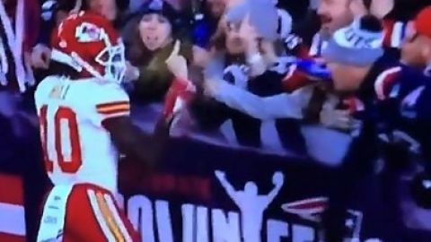 Tyrek Hill vivió en carne propia la intolerancia de los fans de Patriots.