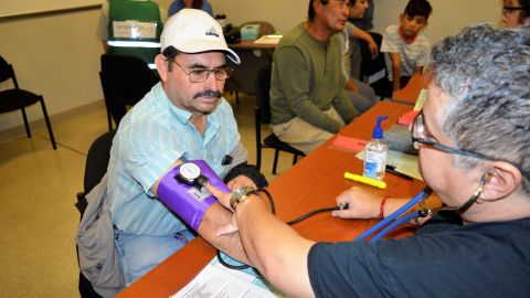 Los pacientes pudieron también medirse la presión. / fotos: Alejandro Cano.