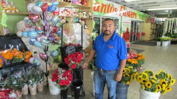 Gualterio Santos lleva 15 años vendiendo flores en Santa Ana. (Araceli Martínez/La Opinión).