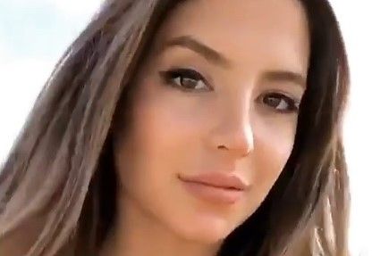 Sarah Kohan, el ‘amor’ del Chicharito posa sin ropa interior en la isla
