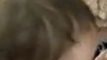 La pequeña Emmy "probando" los brasieres en Walmart.