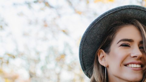 cabello rizado en otoño