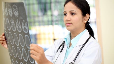 Doctora revisando tomografía cerebral
