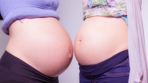 Embarazó a su novia y a su suegra