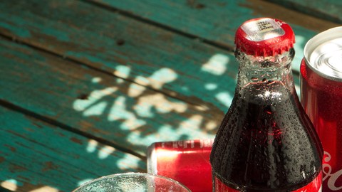 Alimenta a sus hijos con Coca Cola