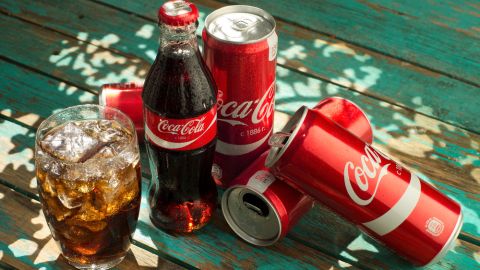 Alimenta a sus hijos con Coca Cola