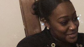 Camarera alimenta a niña para que su madre pueda cenar.