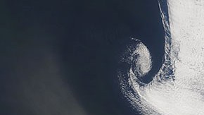 Una espesa nube de polvo enrojeció el cielo en Alexander Bay, Sudáfrica.