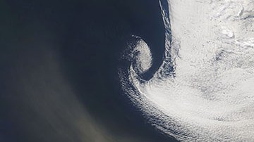 Una espesa nube de polvo enrojeció el cielo en Alexander Bay, Sudáfrica.
