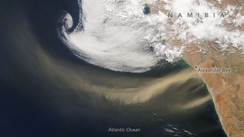 Una espesa nube de polvo enrojeció el cielo en Alexander Bay, Sudáfrica.