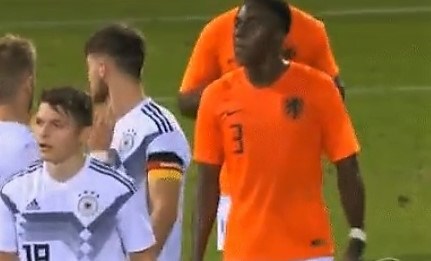 Jordan Teze avergonzó al fútbol con otro escupitajo.