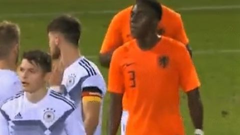 Jordan Teze avergonzó al fútbol con otro escupitajo.