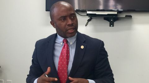 El asambleísta Tony Thurmond es candidato a superintendente de educación de California. (Araceli Martínez/La Opinión).