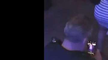 En Twitter, circulan dos clips del oficial.