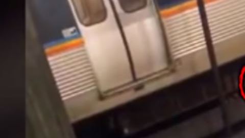 Salva a su madre de ser arrollada por el tren