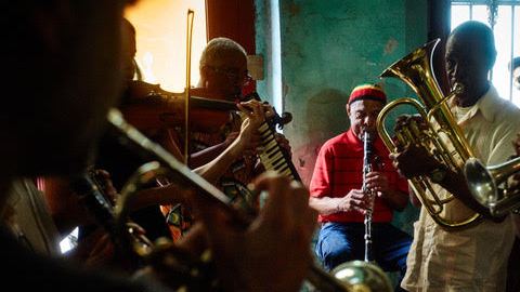 Escena de 'A tuba to Cuba',  dirigida por T.G. Herrington