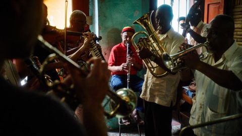 Escena de 'A tuba to Cuba', dirigida por T.G. Herrington