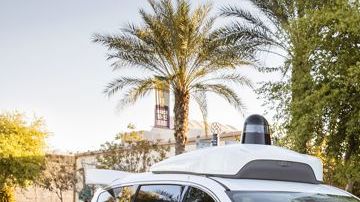 Aunque Waymo es la primera compañía en recibir un permiso sin un conductor en California, actualmente se permite que 60 fabricantes prueben vehículos autónomos en California con un conductor que pueda tomar control del vehículo