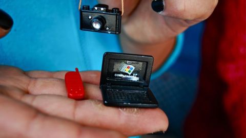 Las personas que honran al Ekeko le cuelgan miniaturas como éstas.