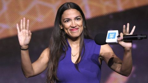 Alexandra Ocasio-Cortez compite por una curul en la Cámara de Representantes.