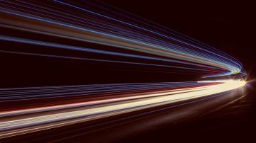 La velocidad de la luz es siempre la misma: 300.000 km/s.