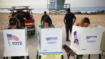 Algunas personas pudieron votar incluso en la playa.