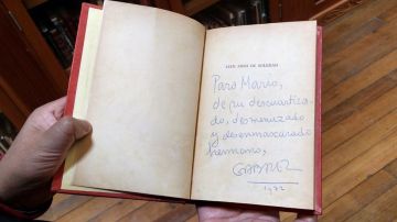 García Márquez dedicó un ejemplar de "Cien años de soledad" a Vargas Llosa.