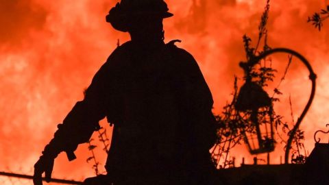 Los bomberos intentan contener los incendios desde el jueves.