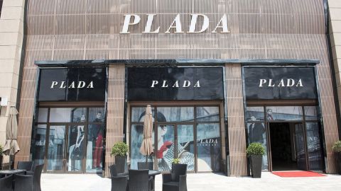 Hay bolsos de mano falsos de venta, ¿pero una tienda entera?