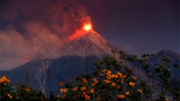 Así se veía el Volcán de Fuego en las primeras horas del lunes.