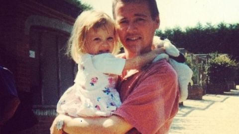 Hayley, cuando era niña, con su padre Kevin.