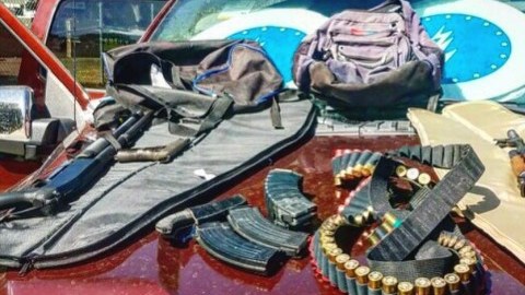 La policía escolar halló el arsenal en el coche de Russell Polsky.