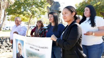 11/02/18 / LOS ANGELES/ Karla Cativo, joined by members of The San Romero Coalition, hold a news at Plaza Monsignor Romero, to announce a fundraiser for humanitarian efforts aimed at supporting the Central American caravan. (Aurelia Ventura/La Opinion)