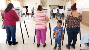 11/06/18 / LOS ANGELES/Alexis Gonzalez Garcia joined grandmother Maria Macias and mother Stephanie Garcia as their cast their ballots at a polling station in Boyle Heights during the midterm elections.  (Aurelia Ventura/La Opinion)