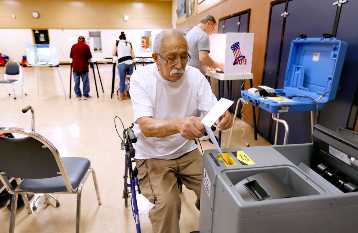 Votantes asisten a un colegio electoral en el Este de Los Ángeles.