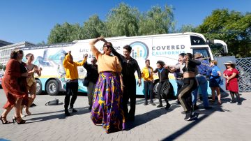 Covered California lleva la danza como mensaje de que es facil y barato obtener un seguro de salud. (Aurelia Ventura/La Opinion)