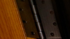 Maritza Márquez empuja la silla de ruedas de Osmin Francisco Pereira en las oficinas del abogado Alex Gálvez.  (Aurelia Ventura/ La Opinion)