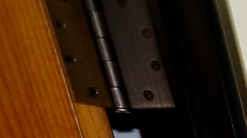 Maritza Márquez empuja la silla de ruedas de Osmin Francisco Pereira en las oficinas del abogado Alex Gálvez.  (Aurelia Ventura/ La Opinion)