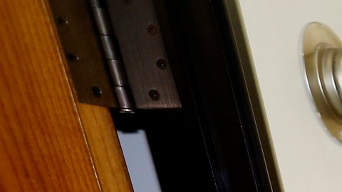 Maritza Márquez empuja la silla de ruedas de Osmin Francisco Pereira en las oficinas del abogado Alex Gálvez.  (Aurelia Ventura/ La Opinion)