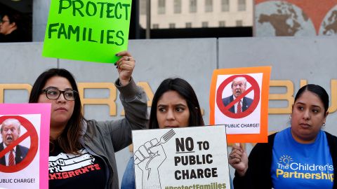 11/16/18/LOS ANGELES/ Immigrant and health advocates protest, outside the Los Angeles Federal building, the Trump administrationÕs latest proposed Òpublic chargeÓ regulation that would block immigrant families from having a permanent, secure future in the United States for using vital health, nutrition, and housing programs for which they are eligible. 
 (Aurelia Ventura/ La Opinion)