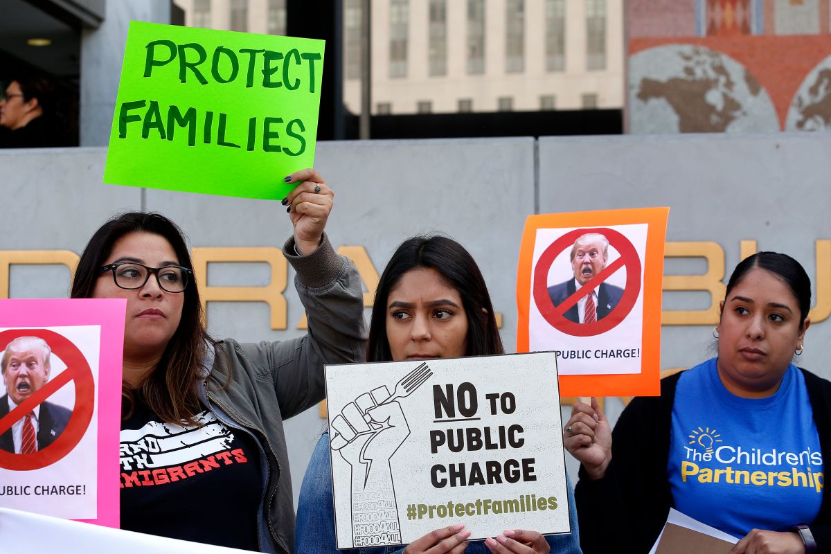 11/16/18/LOS ANGELES/ Immigrant and health advocates protest, outside the Los Angeles Federal building, the Trump administrationÕs latest proposed Òpublic chargeÓ regulation that would block immigrant families from having a permanent, secure future in the United States for using vital health, nutrition, and housing programs for which they are eligible. 
 (Aurelia Ventura/ La Opinion)