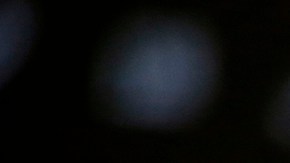 Joaquina Valencia llora al hablar de cómo el agente del Sheriff del condado de Riverside la retuvo mientras vendía flores en la ciudad de Perris. (Aurelia Ventura/La Opinion)