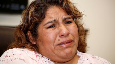Joaquina Valencia llora al hablar de cómo el agente del Sheriff del condado de Riverside la retuvo mientras vendía flores en la ciudad de Perris. (Aurelia Ventura/La Opinion)