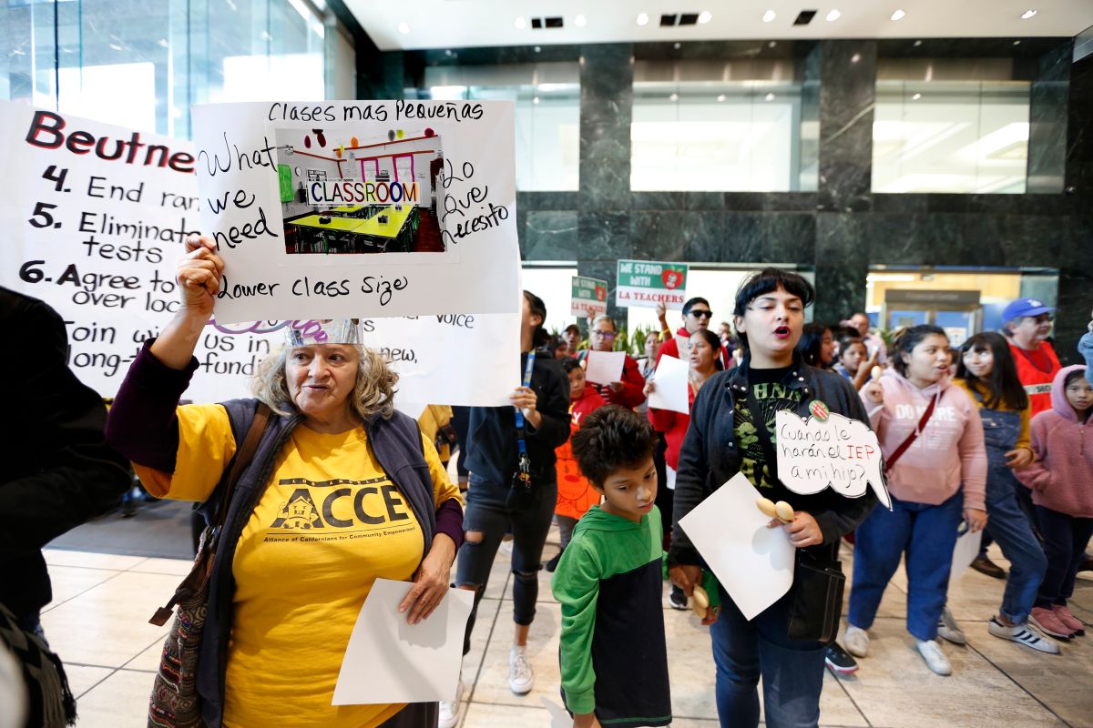 A la protesta no solo acudieron padres, sino también maestros y alumnos del LAUSD. / Foto: Aurelia Ventura.