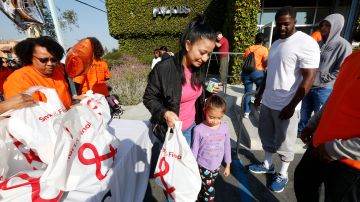 Personas recogen sus pavos en el evento de PVJobs en Sur Los Ángeles.  (Aurelia Ventura/La Opinion)