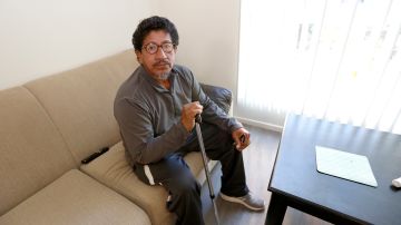 El ecuatoriano Carlos Rubira se lesion la espalda y estuvo cuatro año viviendo en las calles hasta que consiguió in apartamento en El Segundo Boulevard Apartments.  (Aurelia Ventura/La Opinion)