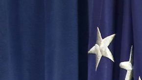 Trinidad Domínguez, uno de los trabajadores afectados, al lado del fiscal de la ciudad de LA, Mike Feuer. / foto: Aurelia Ventura.