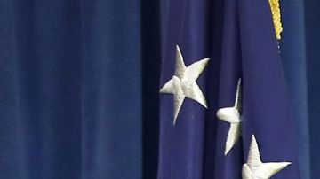 Trinidad Domínguez, uno de los trabajadores afectados, al lado del fiscal de la ciudad de LA, Mike Feuer. / foto: Aurelia Ventura.