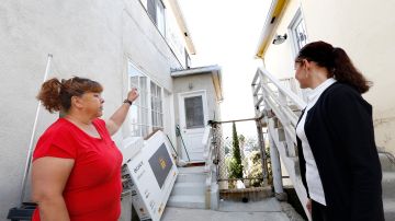 La situación ha llevado a Martha Bañuelos e Irma Chávez a instalar cámaras de seguridad en su propiedad. (Aurelia Ventura/La Opinion)