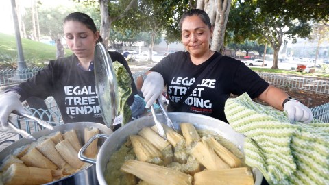 Los vendedores ambulantes han tenido problemas para sacar sus permisos de salud. (Aurelia Ventura/La Opinion)